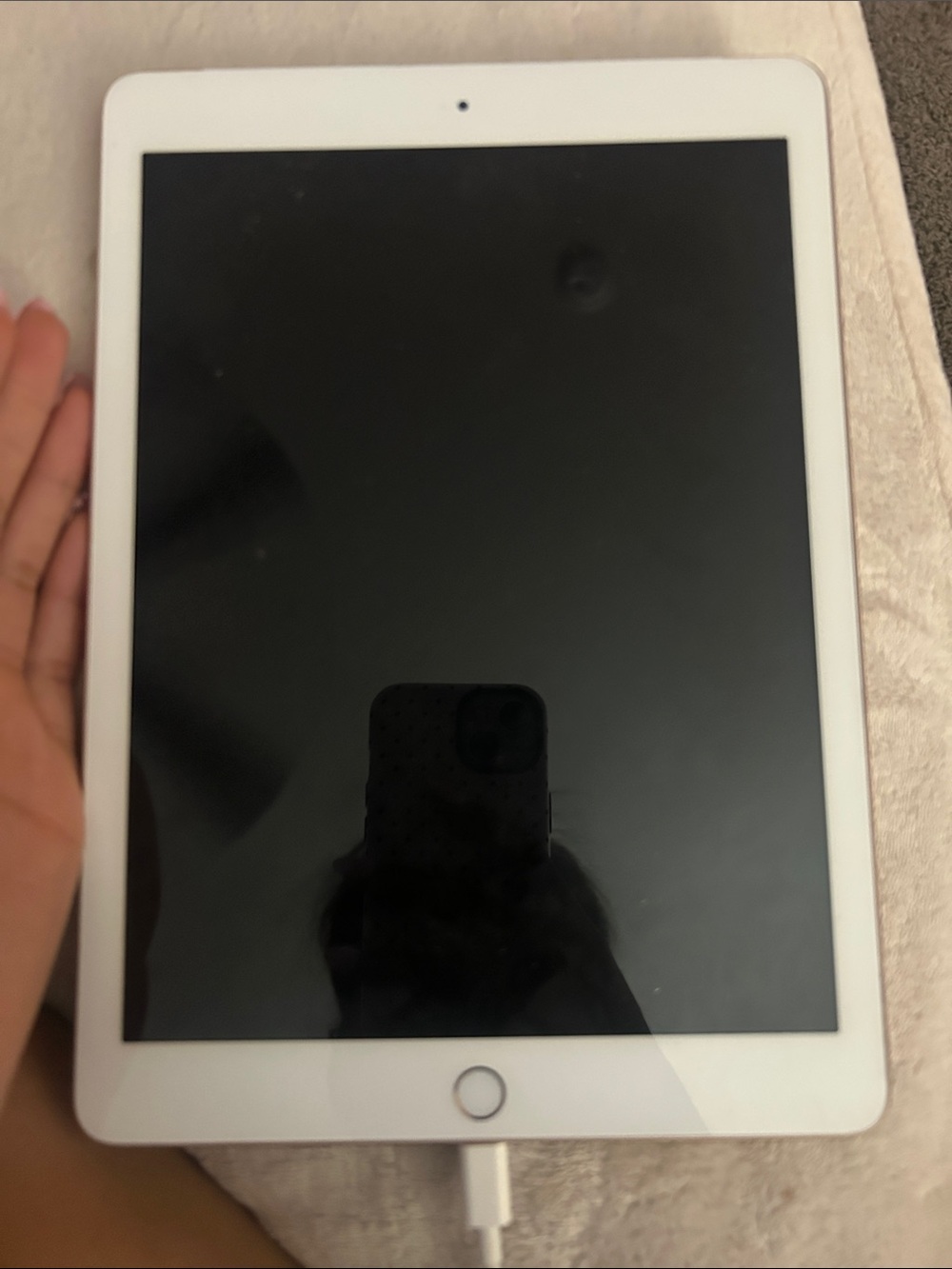 Doesnt turn on!! Apple Tablet with White Bezel and Black Display